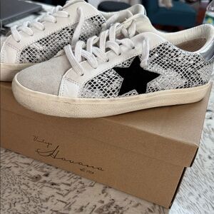 Vintage Havana White Snake-Print Sneakers with Black Star Accent
